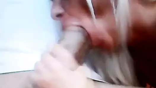 Sarışın büyük bir yarak emmeyi seviyor! amatör!