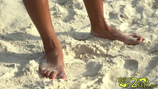 Kıkırdayarak kumlu ayakları