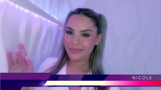 Nicole Aria yutma salonunda tatmin oluyor