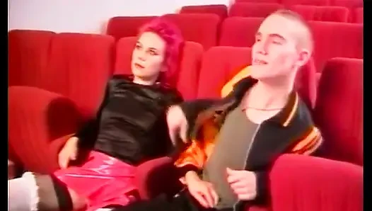 Renkli saçlı seksi genç kız sikiliyor ve oynuyor