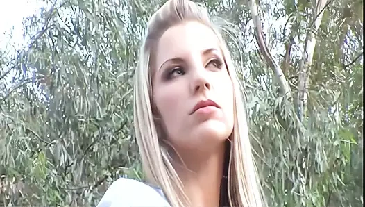 Ashley Fires ve Tessa West dışarıda lezbiyen seks oyunları oynuyor