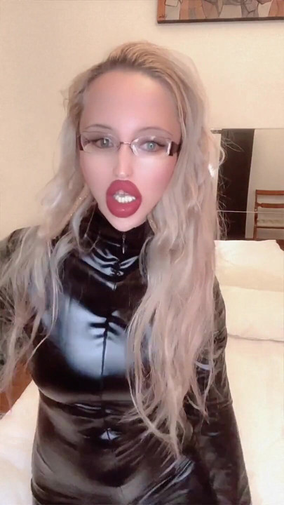 Seksi bir elbise giyiyor - premium sürüm
