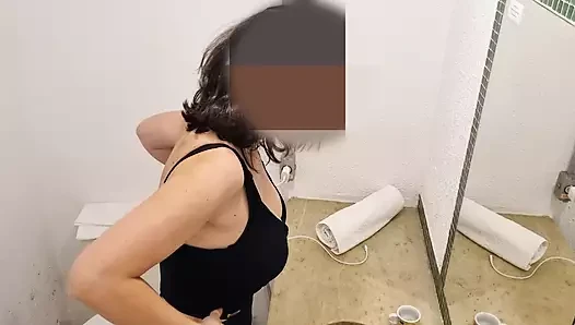 Karısı ağzına sperm dolu banyodan çıkıyor.