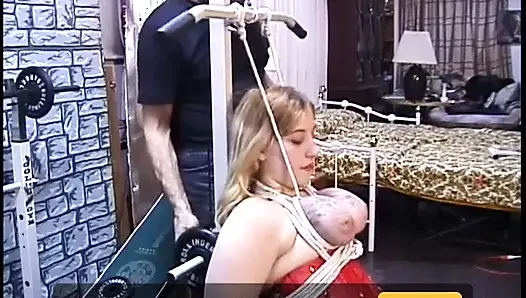 Göğüsleri ve elleri iple bağlı