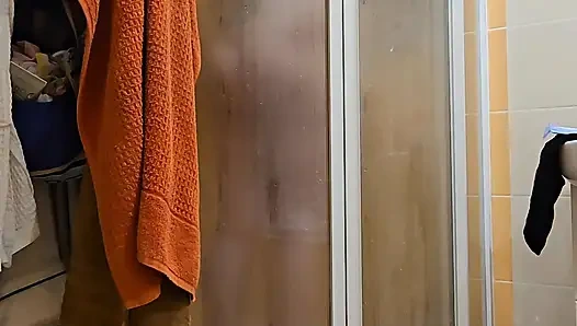 Büyük yumuşak doğal memeli ve büyük götlü sevimli iri güzel evli kadın duş alıyor