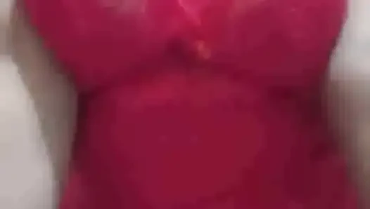 Gel ve iç çamaşırımı çıkarmamı ve seksi gecelikimi büyük kıvrımlı tombul bir zevkle takmamı izle