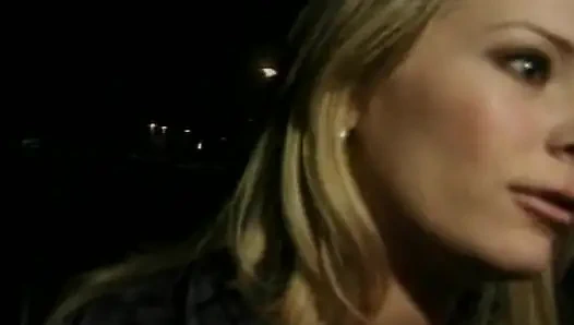 Mooie klassieke poppen die lesbo-plezier hebben op de achterbank van een taxi