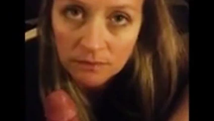 Cep telefonu video karısı vuruşları ve kocanın horozunu emer