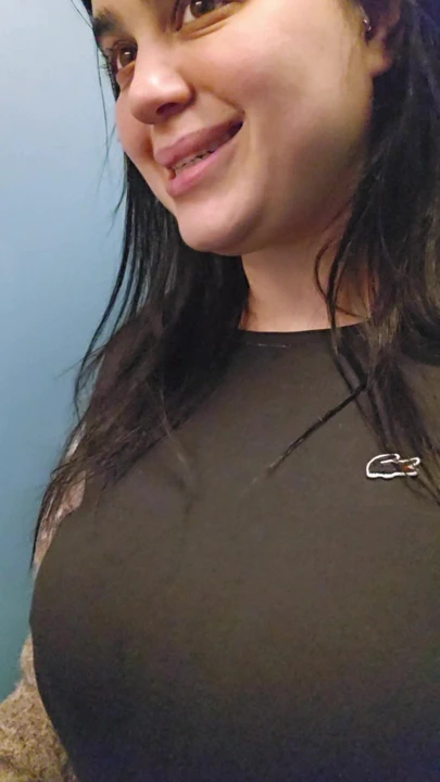 Halka açık asansörde göğüslerimi teşhir ediyor