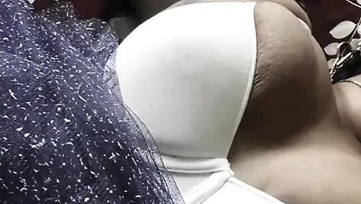 Büyük sulu memeli desi ev hanımının ağır çekim seksi