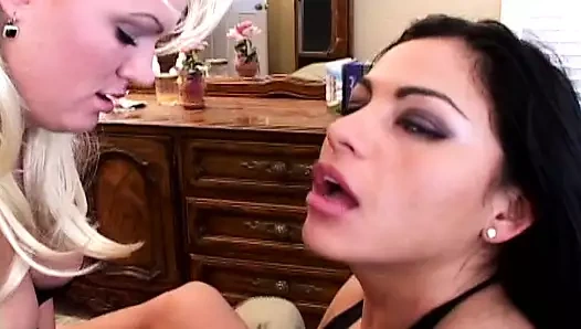 İki ateşli sürtük ile harika lezbiyen seks