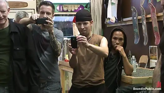 Azgın kalabalık paten dükkanında yırtık bir delikanlının üstüne atlıyor