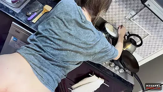 Ev arkadaşı kız mutfakta düzenli olarak sikişmeyi umursamıyor ve ağzına ve atkuyruklarına boşalıyor