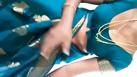 Tamil teyze her şeyi gösteriyor