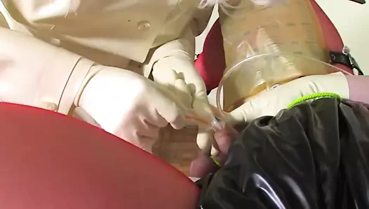 Tuhaf lavman ve kateter lateks dirndl bölüm 4/5