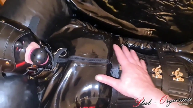 Köle sürtük-orgazm celeste siyah lateks ve deriyle bağlı orgazm oluyor