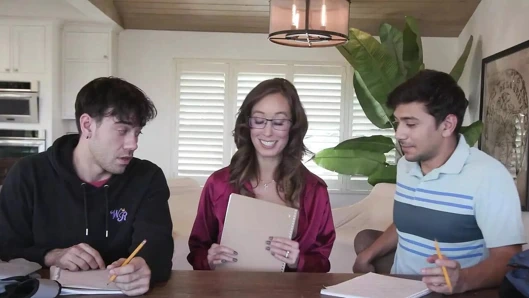 Mylf öğretmen göğüslerinin biraz kaymasına izin veriyor, böylece öğrencileri ders çalışırken meme ucuna hayran kalabiliyor