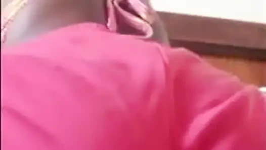 Güzel genç bir üniversiteli kadın internette her şeyi gösteriyor