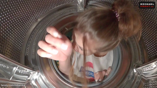 Yardım et, üvey kardeşim! sıkıştım!