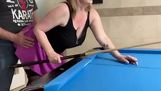 Orta yaşlı seksi kadın danni jones ve bilardo dersi