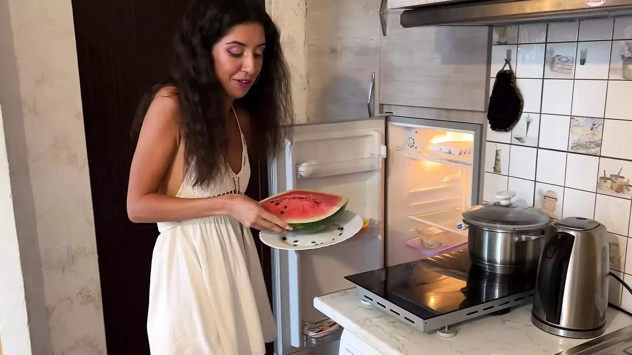 अगले दरवाजे वाली लड़की मेरे घर में घुस गई, अपनी पैंटी उतार दी और ...