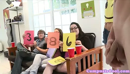 Kız öğrenci yurdu genç akranlarının önünde çarptım