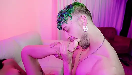 Kız Kardeşimin Küçük Arkadaşı Odama Geldi Ve Kendini... Ve Ben Onunla Yattım