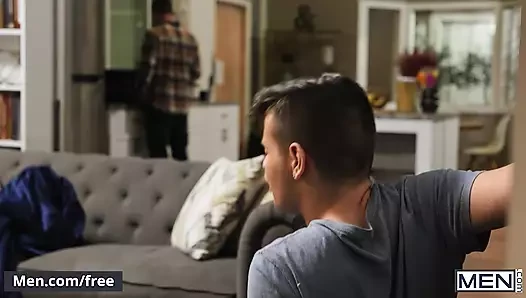 Ryan Bailey, yeni üvey kardeşi Troye Dekanı ile yalnız kalabilmek ve yaramaz olabilmek için babasını kovuyor - erkekler