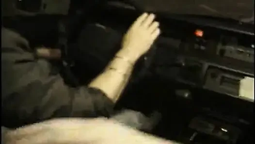 İki azgın orta yaşlı seksi kadın şanslı bir yarağı paylaşıyor