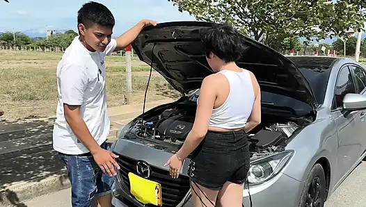 Arabası mahsur kalmış bir kız buluyorum, bu yüzden ona yardım etmeye karar veriyorum, karşılığında beni dairesine götürüyor ve onu becermeme izin veriyor