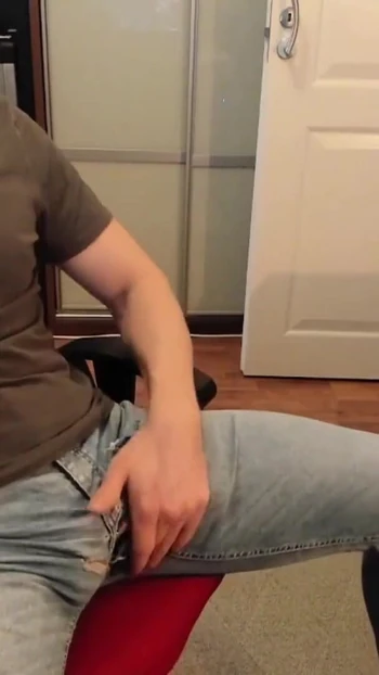 Захватывающий момент из "Растирая мой большой член в порванных джинсах"