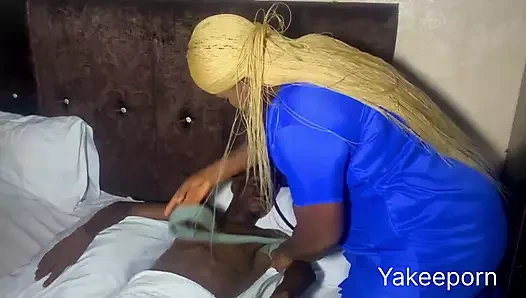 Büyük üvey anne hemşire büyük yarağımı görünce çok şaşırmıştı