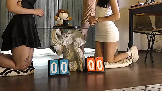 İki ateşli güzel azgın kız büyük bir yaraklı adamı zar meydan okumasıyla boşaltmaya çalışıyor çifte elle muamele oyunu