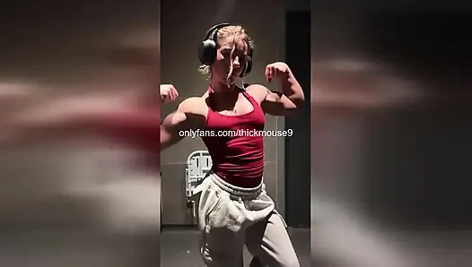 Tiktok kazası: kaslı 18 yaşındaki kız ıslak amcığını canlı olarak teşhir ediyor!