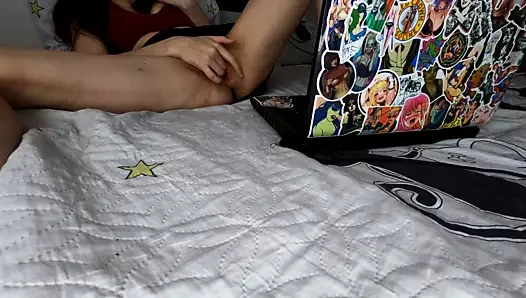 Bebek okuldan sonra porno izleyip mastürbasyon yapmaya karar verdi