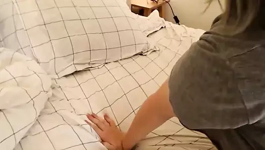 Sıcak busty sarışın masturbates için orgazm