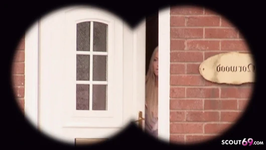 Yanındaki ince kız, anne babası uzaktayken bakire oğlanın onu becermesine izin ver