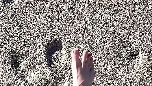 16 feet boyutunu plajda kum baskılarıyla karşılaştırıyor
