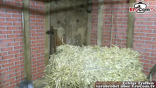 Utangaç kızıl saçlı tombul Alman çiftçinin eşi ilk solo oyuncu seçimini yapıyor