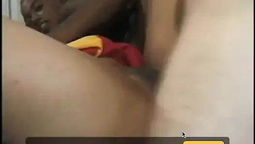 Beyaz dövmeli adam aletini emdiriyor ve iki zenci genç kız tarafından sikiliyor