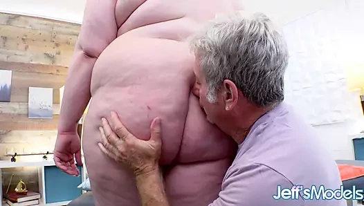 Etli iri güzel kadın lacie smith masörün amcığını oyuncakla sikiyor