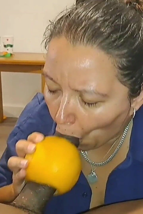 Greyfurtlu büyük siyah yarağı emiyor ve inliyor