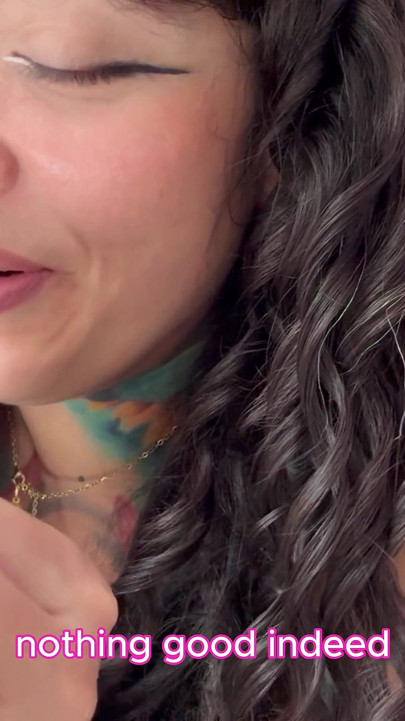 Giantess burnuna taşkın bir adamı sokuyor