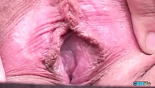 Bu kız kendini dev bir dildoyla mastürbasyon yapmaya böyle hazırlıyor