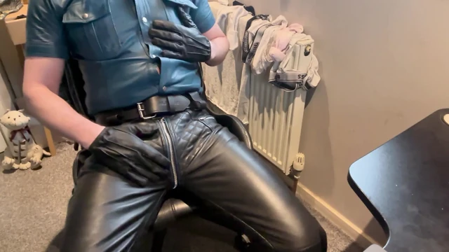 Deri eldivenli baba porno izliyor
