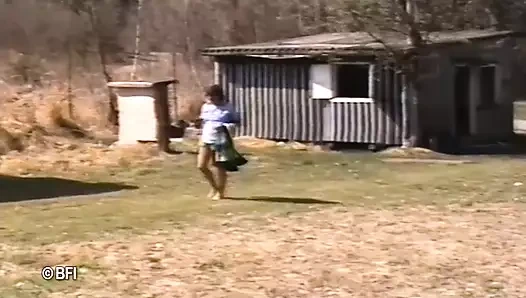 Kız emmeyi seviyor ve dışarıda şaplak yiyor.