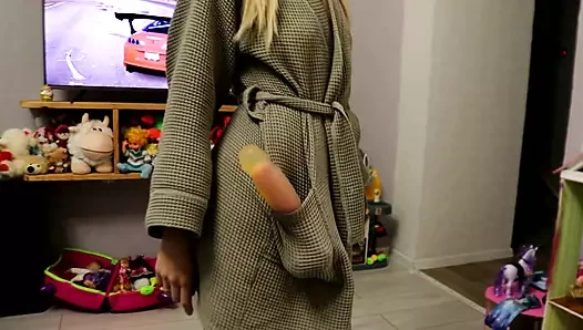 Koca karısını duşta lastik yarakla sikerken yakaladı.