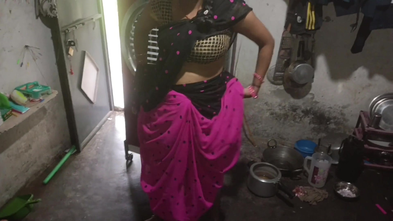When her husband went to the bathroom in the kitchen, sister-in-law was alone, then sister-in-law's ass pussy fucked in the dog style of the land chusa.