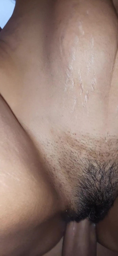 Vanessinha beni kanepeye çağırdı, böylece arkadan tamamen çıplak görünüyordu