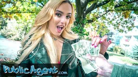 Kamu ajanı - kısa elbiseli anna khara eğildi ve arkadan derin becerdin